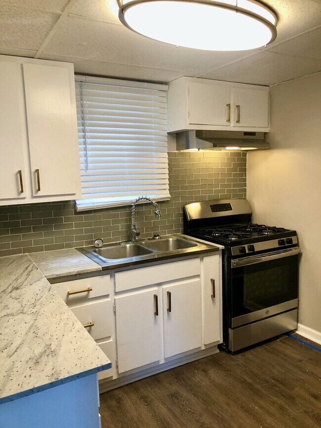 Building Photo - *** Swissvale * Beautiful & Spacious 4 Bedroom / 2 Bath House * Large Fenced in Backyard * Pet Fr...