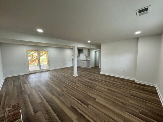Building Photo - Spacious 5 Bed 3 Bath Home Walking Distanc...