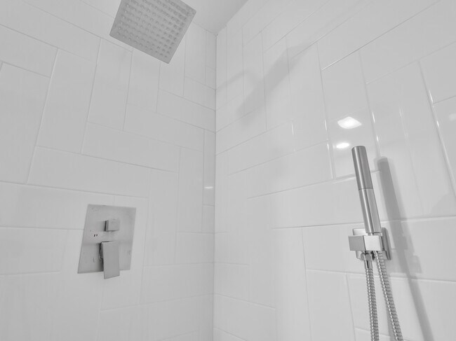 Building Photo - 2112 N Sawyer Ave