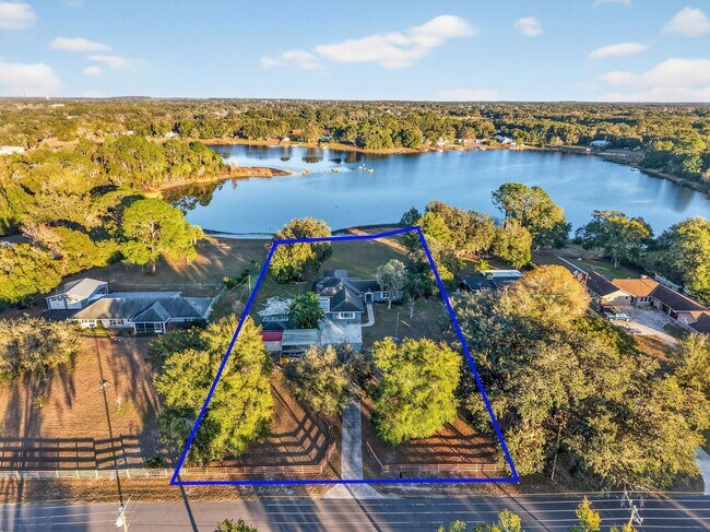 Building Photo - Lakefront 4-Bedroom Home for Rent in Beautiful Umatilla, FL