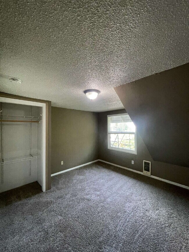 Building Photo - Spacious 3-Bedroom, 1.5-Bathroom Apartment in NW Portland