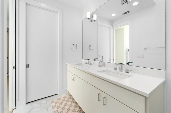 Building Photo - 3406 E 17th St