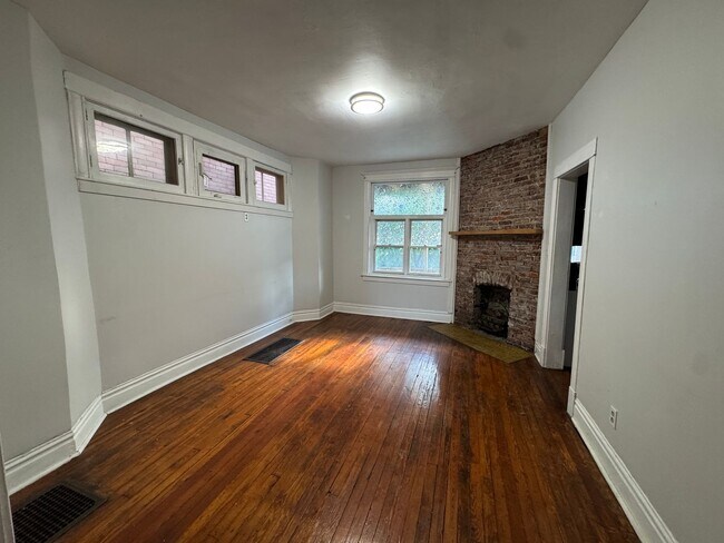 Building Photo - Pittsburgh, Mt. Washingtom Neighborhood- 3 Bedroom 1 Bath House, Yard