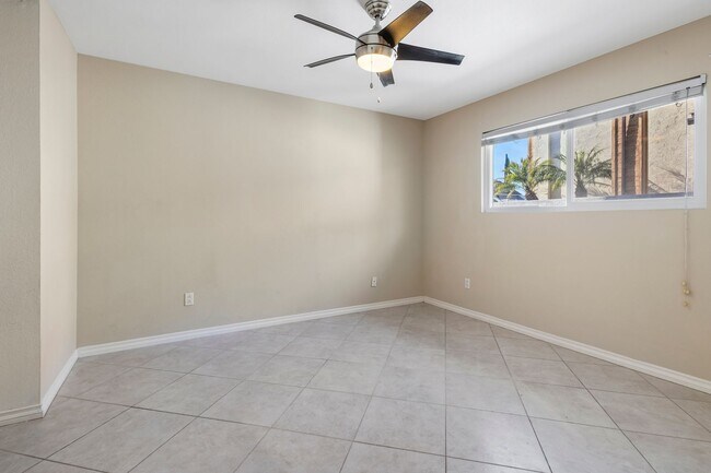 Building Photo - 3 Bedroom 2 Bathroom home available DECEMB...