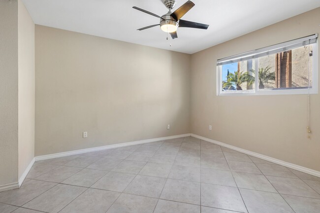 Building Photo - 3 Bedroom 2 Bathroom home available NOW