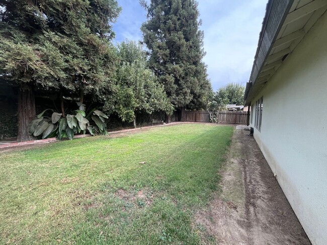 Building Photo - Charming home for rent in Tulare! Availabl...