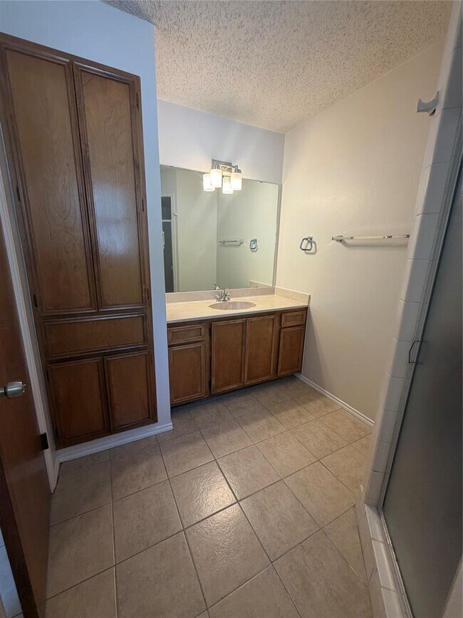 Building Photo - 11101 Oak Branch Dr