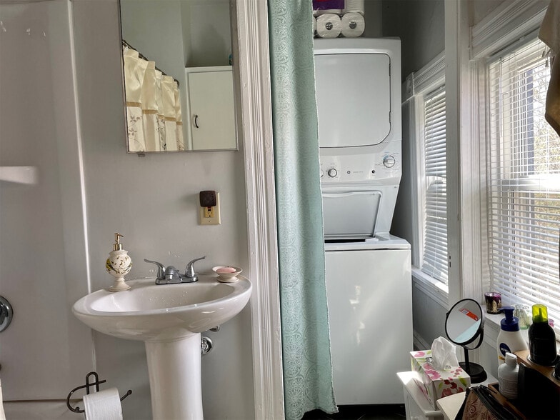 Laundry - 401 Laurel St W