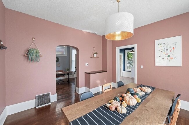 Building Photo - Magnificent, Beautifully UPDATED, 3 Bedroo...