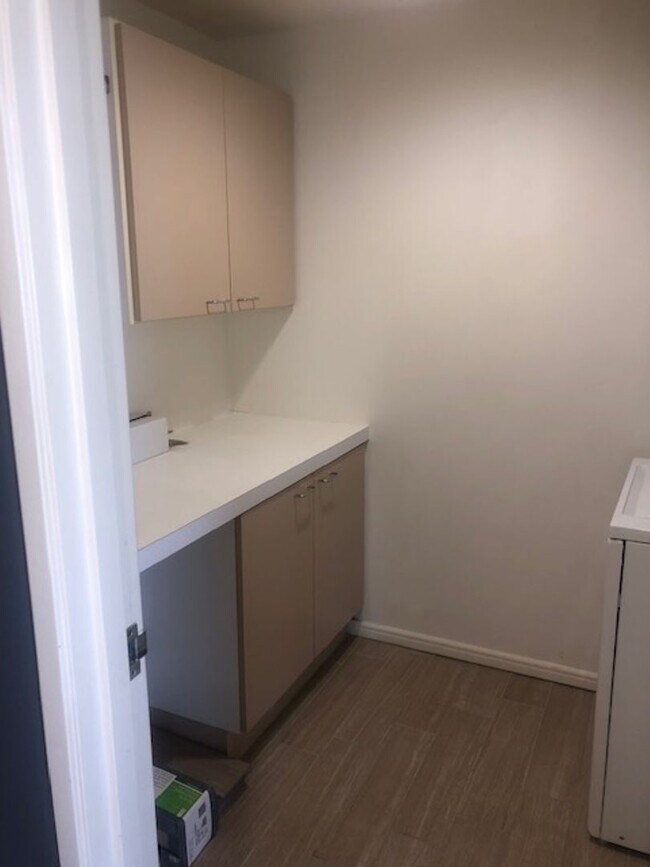 Building Photo - Large 1 bedroom 1 bath in Luxury High Rise...