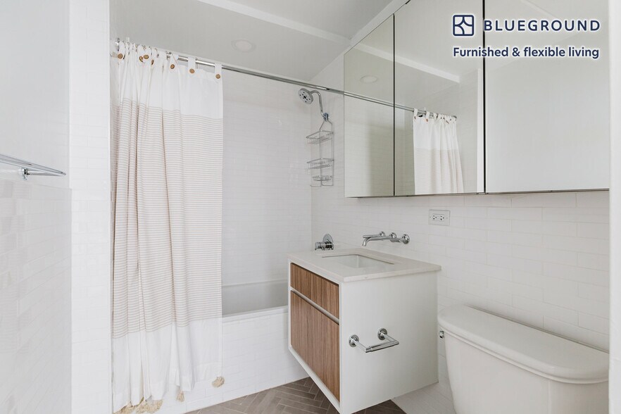 Building Photo - 160 W 24 St