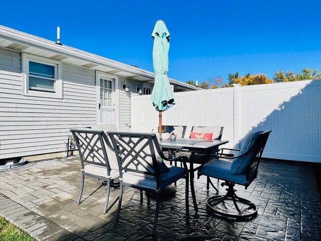 Building Photo - Soprano Duplex