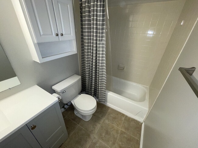 Building Photo - Updated 2 Bedroom, 2 Bath Condo (Available Immediately)