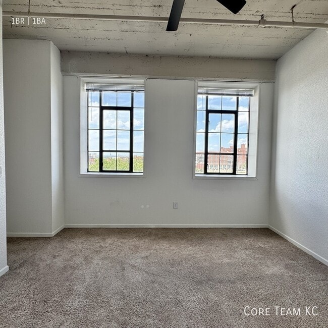 Building Photo - 320 W 7th St