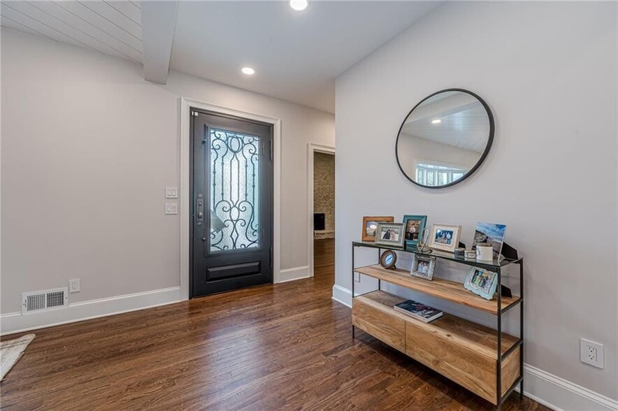 Building Photo - 4562 Columns Dr SE