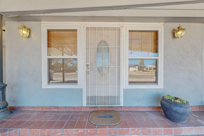 Building Photo - North Valley 4 Bedroom 2 Bath *Move-in Special* $1000 off 1st month rent if you sign by 11/30/25