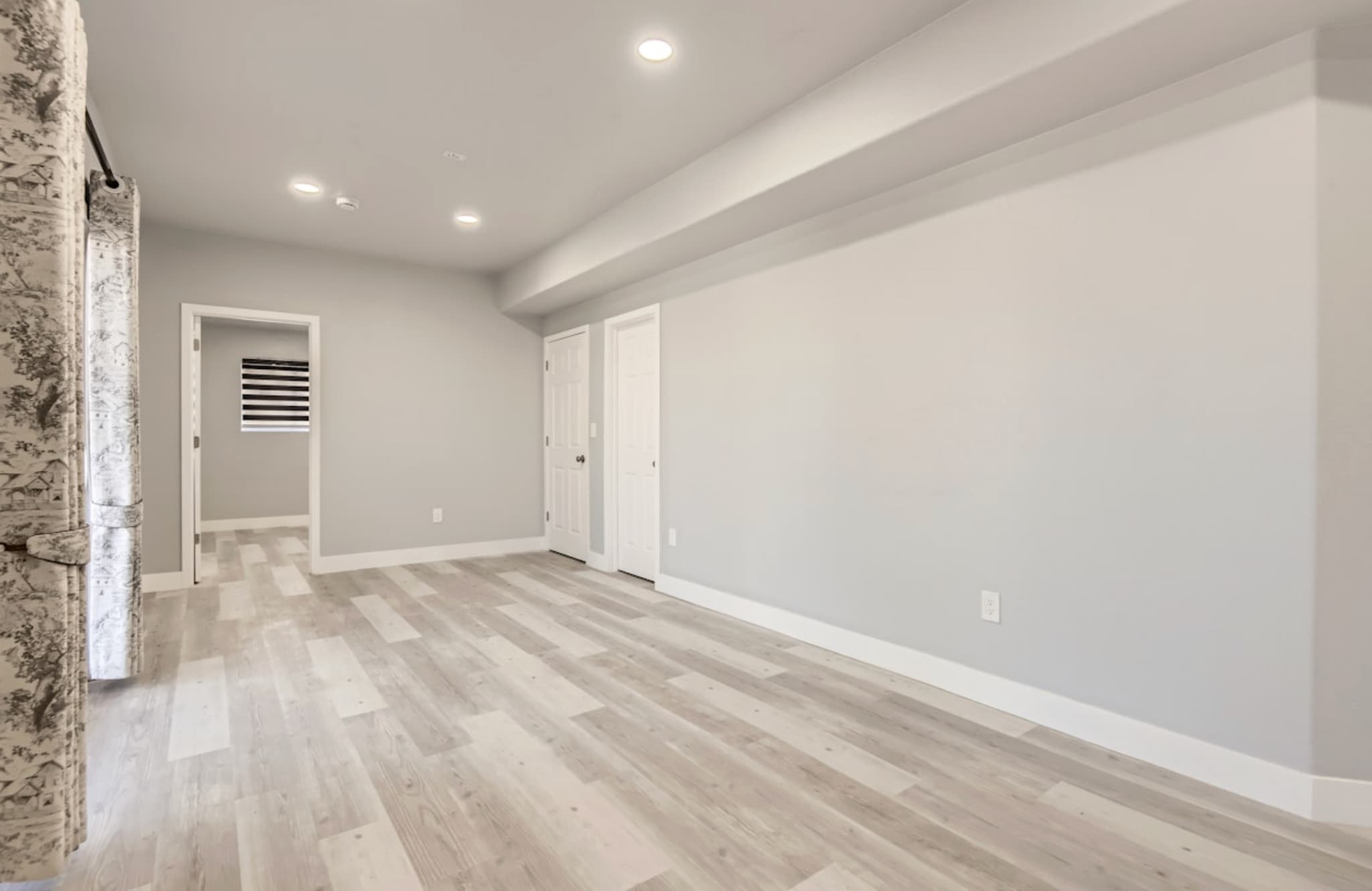 Building Photo - 15721 E Lake Cir