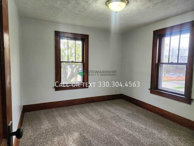 Building Photo - 623 Cole Ave