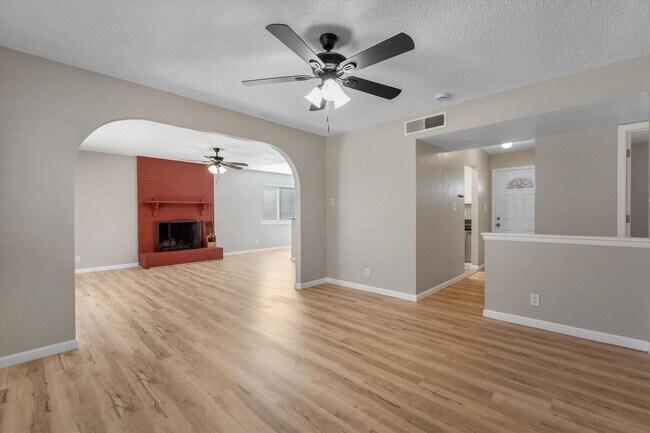 Building Photo - For Rent with Move-in Special ($1,200 off Base Rent ) | 3 Beds 2 Bath | 2 Car Garage |  NE Height...