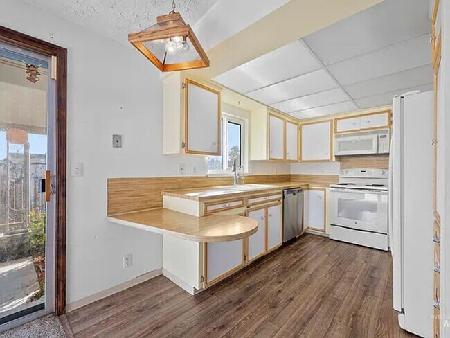 Building Photo - 80 S Heather Dr