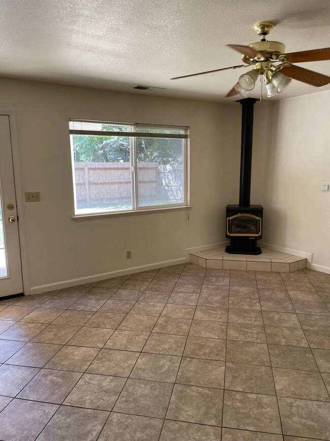 Building Photo - Large 2 story house !