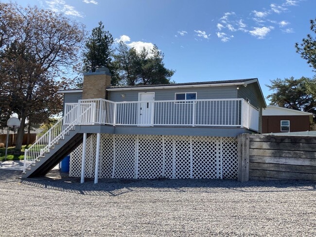 Building Photo - Spacious 4-Bedroom, 2-Bath Home with Daylight Basement, Large Yard & Two Fireplaces!.