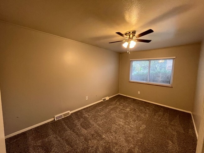 Building Photo - 3 bed 2 bath townhouse - Great Location