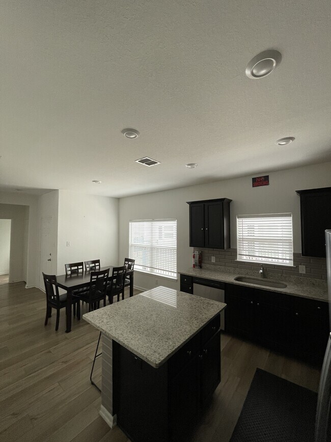 Building Photo - 10829 Emerick St