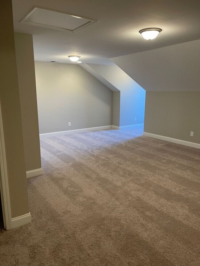 Building Photo - 3 Bedroom Townhome w/ 2 Car Garage