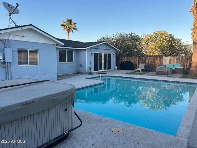 Building Photo - 7635 E Verde Ln