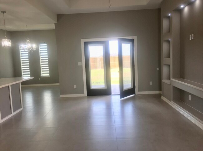 Building Photo - 3873 Tolosa St