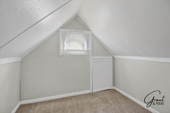 Building Photo - $1275 3 bedroom bungalow