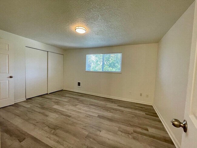 Building Photo - Spacious 2 Bed 1.5 Bath Apartment in Gresham - Newly Renovated w/ Washer & Dryer!