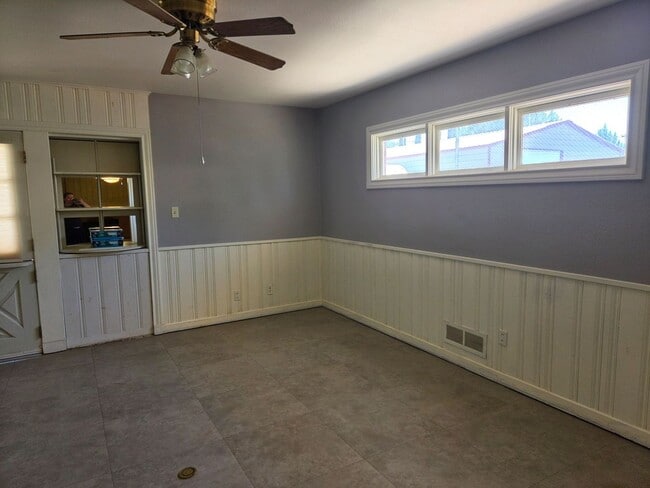 Building Photo - Large Three Bedroom Home