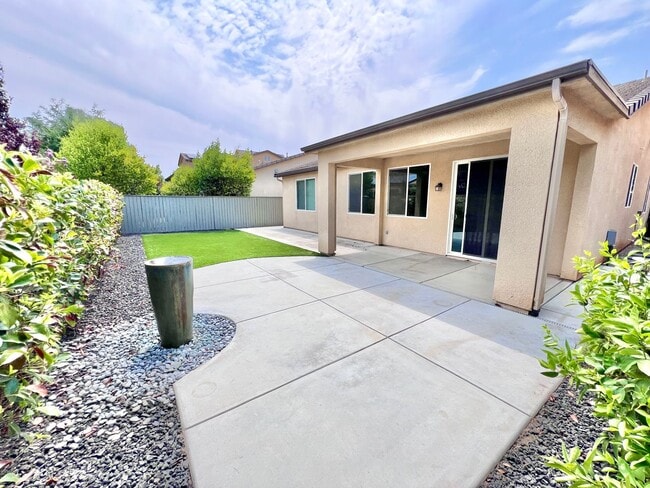 Building Photo - $2,350 Bullard & Locan, 3 bedroom - Wrenwo...