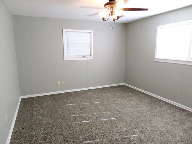 Building Photo - Home Located Minutes From Elementary & Restaurants!