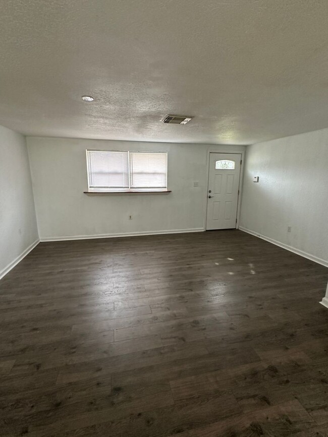 Building Photo - Quaint 2 bedroom 1 bathroom in New Port Ri...