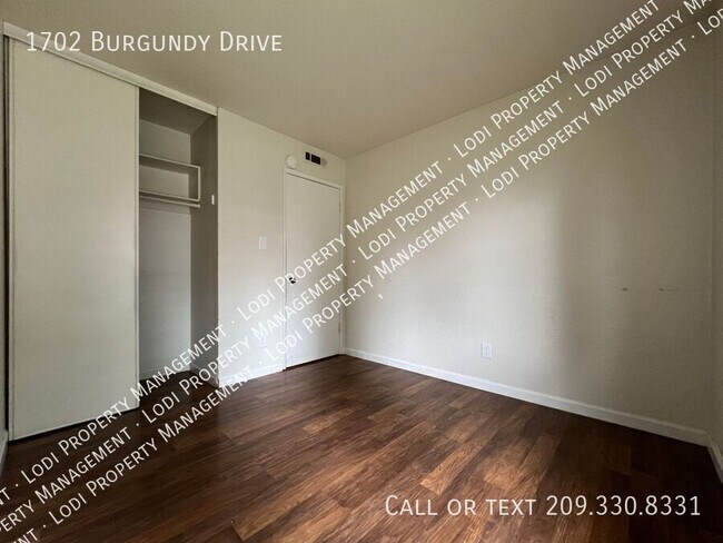 Building Photo - 1702 Burgundy Dr