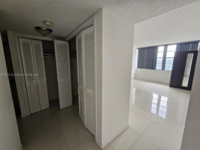 Building Photo - 18021 Biscayne Blvd