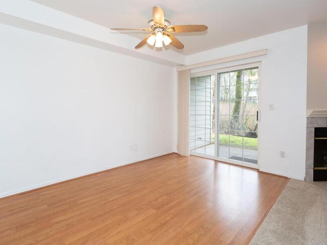 Building Photo - 18505 SE Newport Way