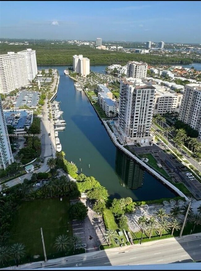 Building Photo - 15811 Collins Ave