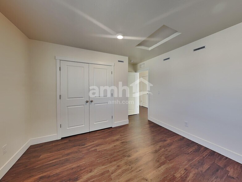 Building Photo - 1372 E Ludlow Dr