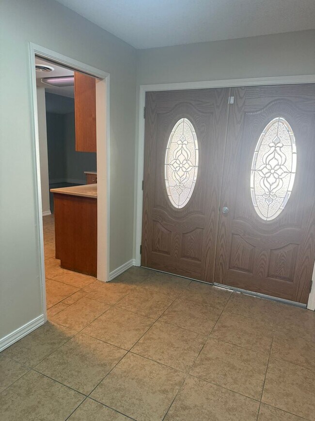 Building Photo - Spacious 4-Bedroom + 2 Bonus Rooms | Near ...