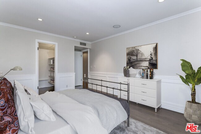 Building Photo - 906 N Doheny Dr