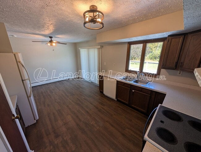 Building Photo - Spacious 4-Bedroom Home with Scenic Views ...
