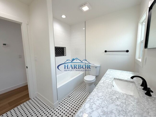 Building Photo - 3409 S Pacific Ave