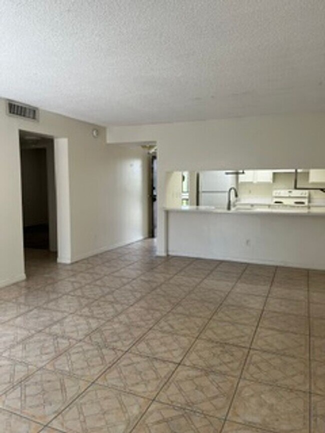 Building Photo - $400 OFF FIRST MONTHS RENT! Tampa Racquet Club!