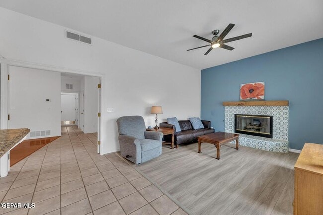 Building Photo - 1121 Regal Ridge Dr