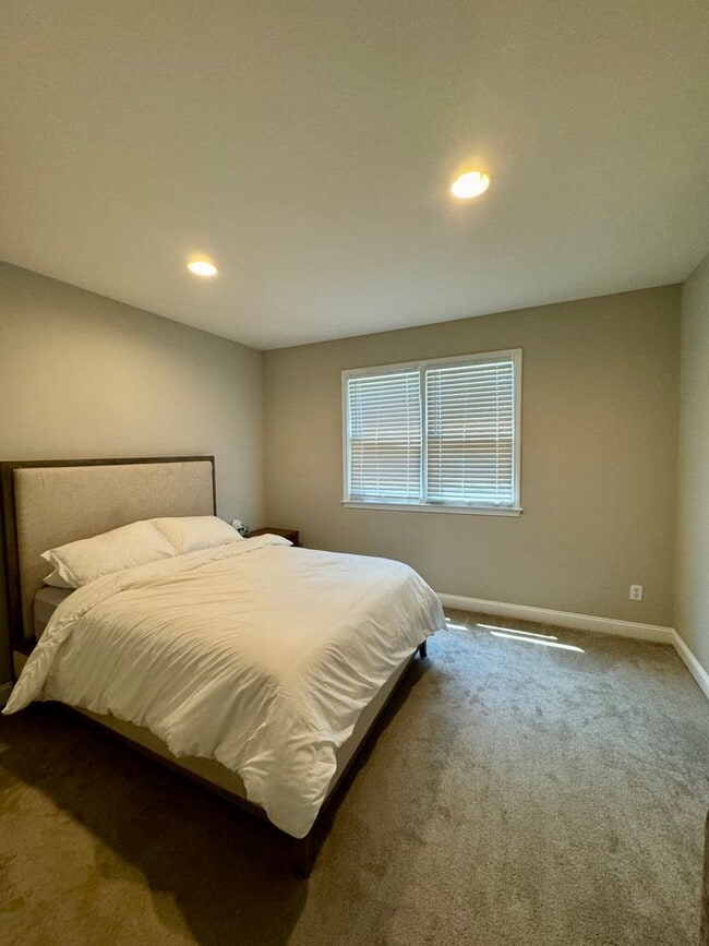 Building Photo - AVAILABLE AUGUST 23.  Spacious 5BR Home in...
