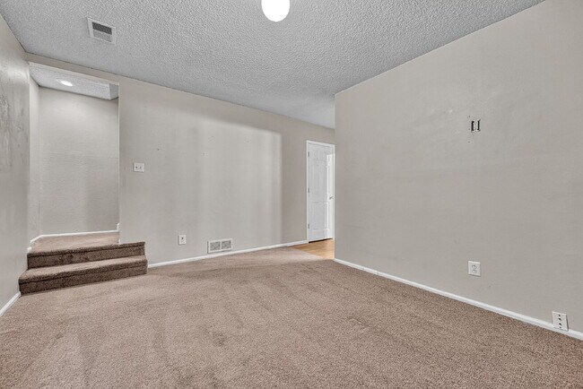 Building Photo - $2,350.00, 2-bed, 2.5-bath townhouse in th...